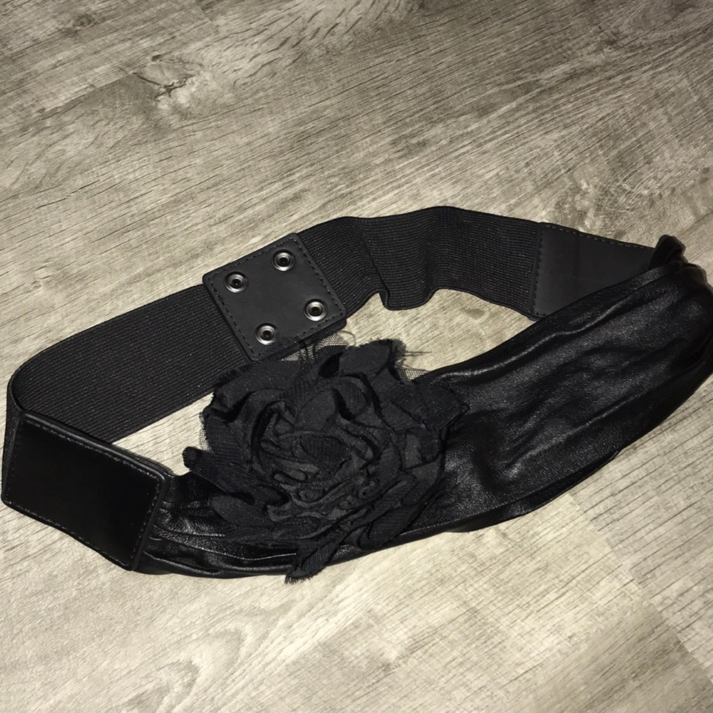 🔥SALE🔥White House Black Market Flower Belt - Picture 2 of 5